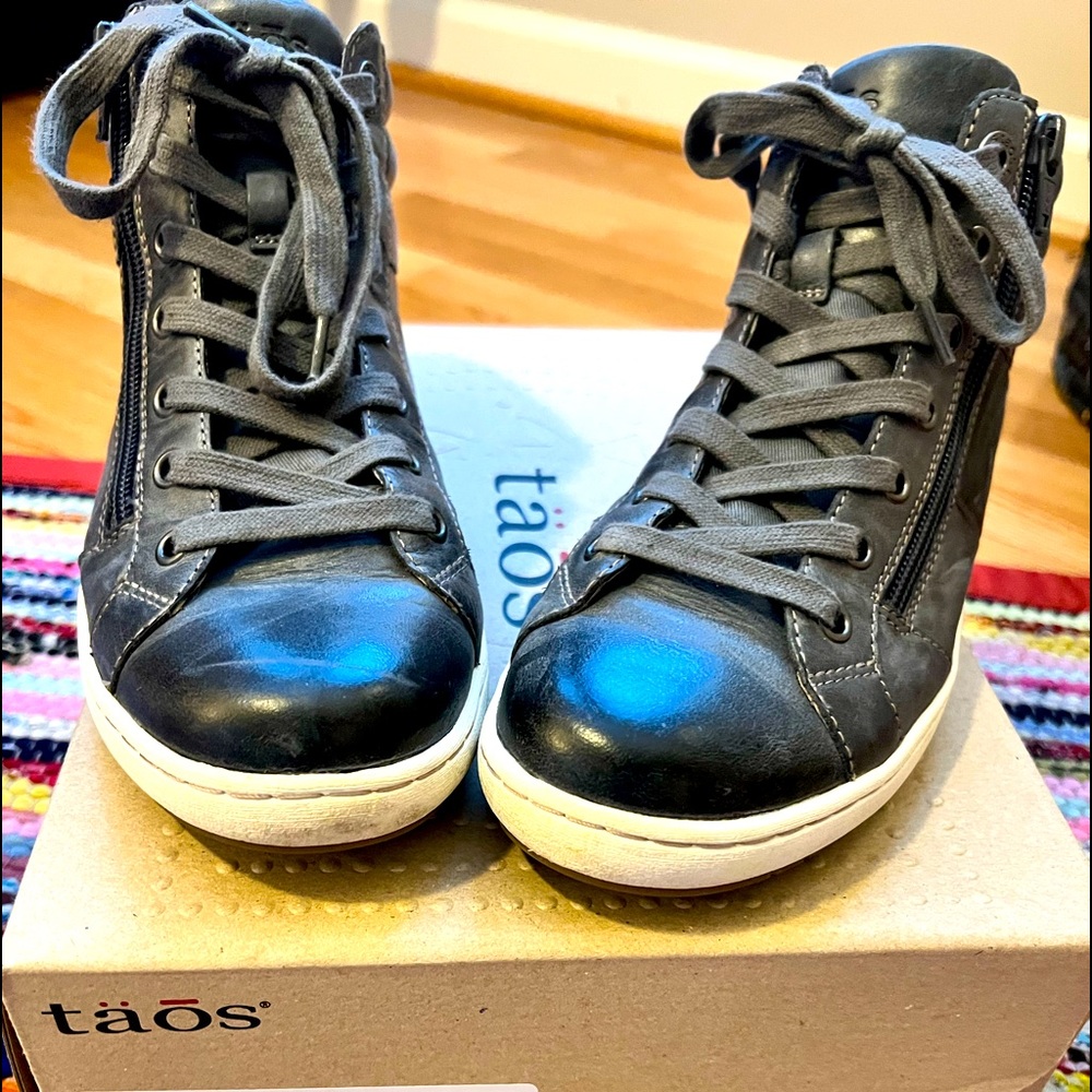 Taos “union” womens size 8 shoe. Excellent condition. Color “steel”